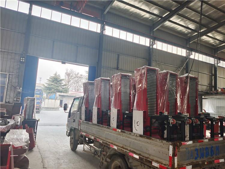 飼料顆粒機(jī)是以機(jī)械圓周運(yùn)動(dòng)為基礎(chǔ)，柴油機(jī)、電動(dòng)機(jī)為動(dòng)力帶動(dòng)傳動(dòng)軸